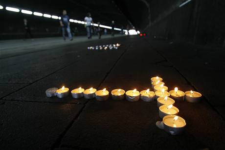 svíky v tunelu, kde k tragédii dolo